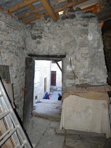 Bâtiment nord. Etage, fenil. Mur sud, porte.