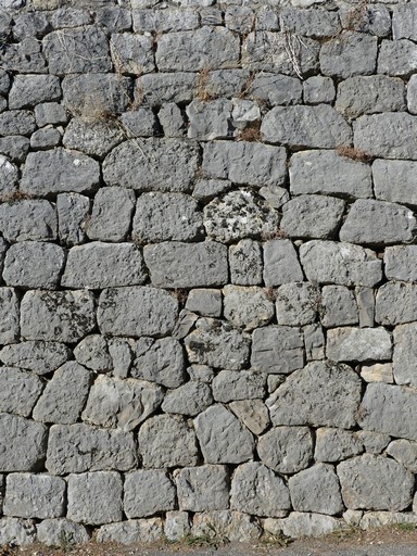 Rue principale, mur de soutènement. Détail du parement.