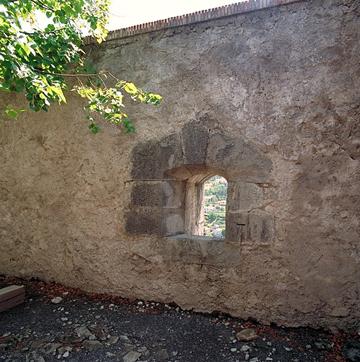 Ouvrage 27. Embrasure dans le mur parapet de l'ouvrage, vue intérieure.