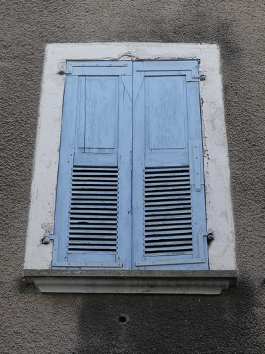 Fenêtre occultée par des contrevents à persiennes basses. Maison située route de Laragne au bourg de Ribiers (parcelle 1998 E2 1982).