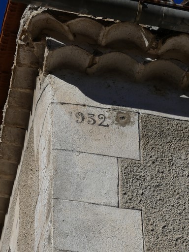 Décor peint de fausse chaîne harpée portant la date de 1932. Maison située au village d'Antonaves (parcelle 1983 A2 408).