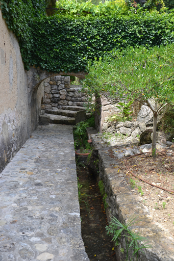 bastide, blanchisserie et séchoir à figue, puis moulins à huile et à ressence, actuellement logement