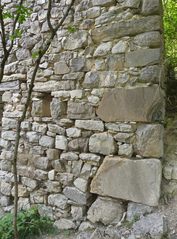 Chaîne d'angle en gros et très gros moellons calcaires équarris, ferme dite Champ Queyras.
