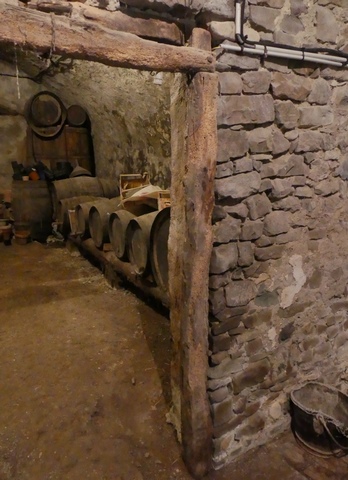 Bâtiment du logis. Etage de soubassement, resserre. Cloison maçonnée séparant du cellier central (ancien logis).