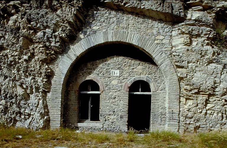 Fort moyen. Façade de la casemate-caverne De.