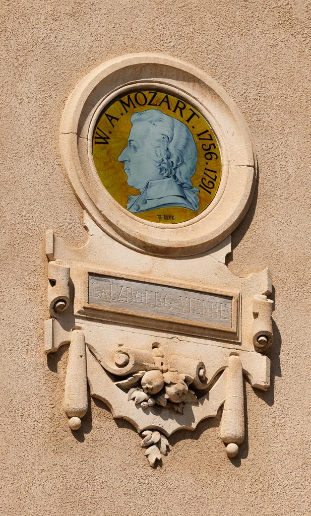 Façade sud : détail, médaillon représentant Mozart. 