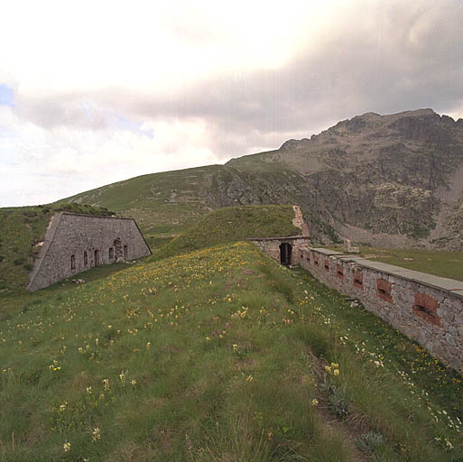 Vue du nord-est : parados, ouvrage d'entrée du fort, rempart nord et son chemin coudé à parapet crénelé.