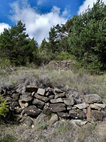 Mur de soutènement d'une aire à battre mitoyenne d'un entrepôt agricole, au Villard.
