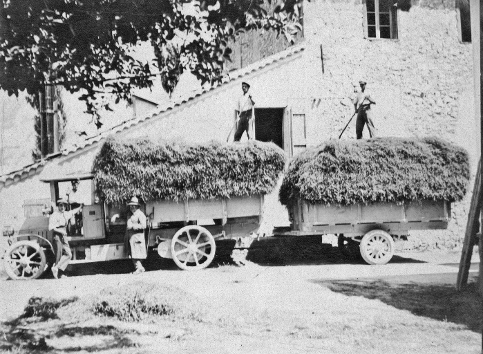 Moulin à foulon, puis usine de drap dite Draperie ou Fabrique Honnorat, puis parfumerie (distillerie de lavande), puis centrale hydroélectrique, puis gendarmerie, actuellement logement