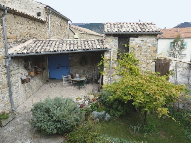 De gauche à droite : portail oriental de la cour, bâtiment du pigeonnier, dépendance agricole sud.