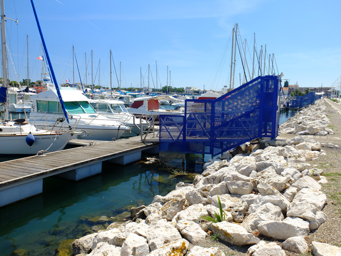 port de commerce, actuellement port de plaisance municipal dit bassin Saint-Louis