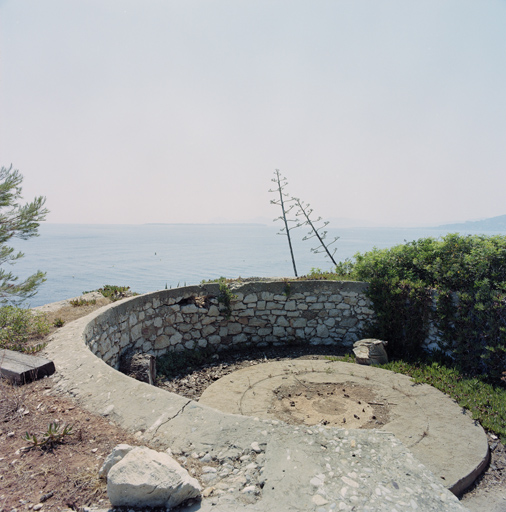 Emplacement de tir formant tourelle sur la batterie côtière.