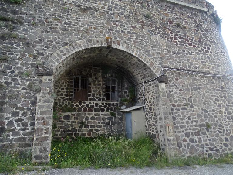 Revêtement du front de gorge, détail d'une travée de casemate de casernement avec façade rentrante