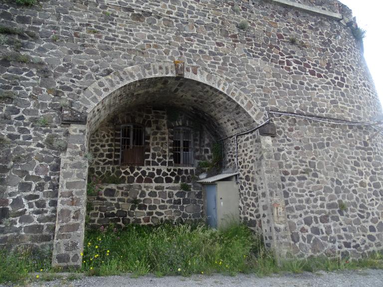 Revêtement du front de gorge, détail d'une travée de casemate de casernement avec façade rentrante