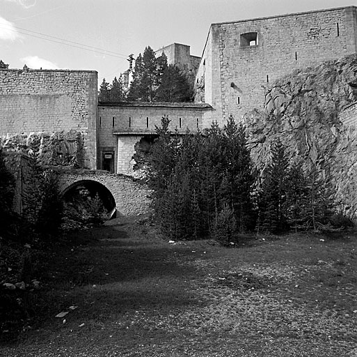 Enceinte près du Pont Rouge. De gauche à droite, escarpe de la contregarde 53, traverse casematée 51 masquant la trouée du fossé du donjon, escarpe de la batterie 42.