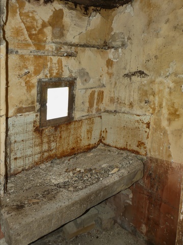 Bâtiment principal. Rez-de-chaussée surélevé, cuisine. Angle sud-est, pile d'évier.