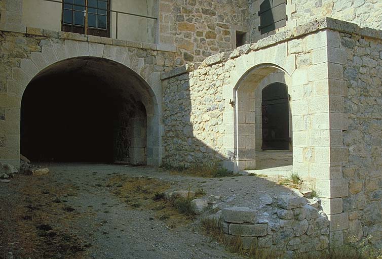 Intérieur du bastion 4. A droite, entrée du magasin à poudre.