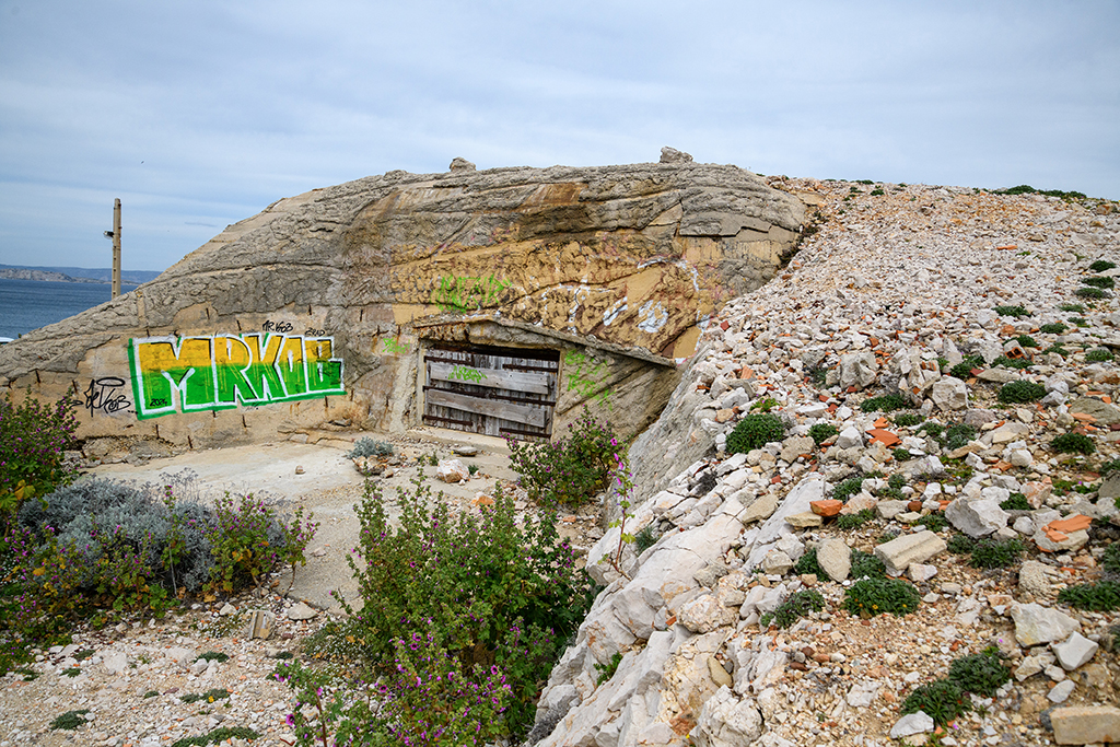 Secteur sud, 2e casemate de flanquement R 612, façade active, camouflée par un remblai latéral et l'enduit ciment rocaillé