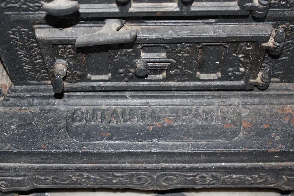 Poêle de chauffage, cage d'escalier commune, détail d'une inscription : BUTAUD Cie A PARIS.