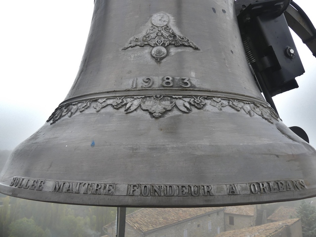 Clocher. Cloche, détail et inscription.