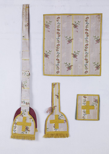 ensemble de vêtements liturgiques (N° 2) : chasuble, étole, manipule, voile de calice, bourse de corporal (ornement blanc)