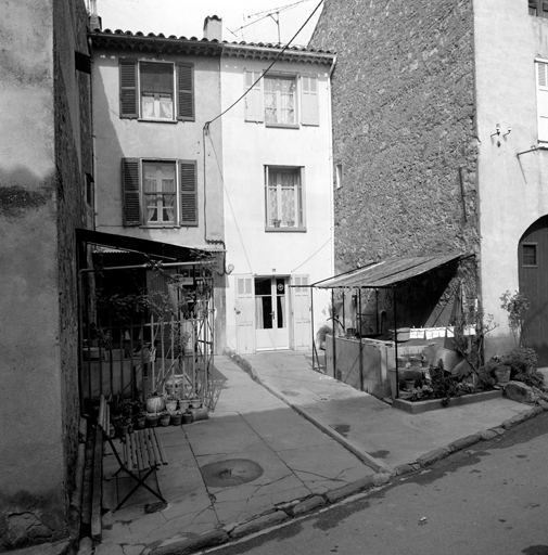 Impasse Pasteur. Cour avec lavoirs privés. Vue prise de l'est. Noter la séparation au sol entre les deux lavoirs, en continuation de la limite des parcelles B 337 et 340.