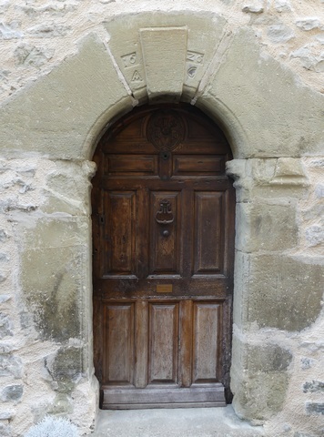Elévation nord, premier niveau. Porte du logis portant une date en réserve (1626).
