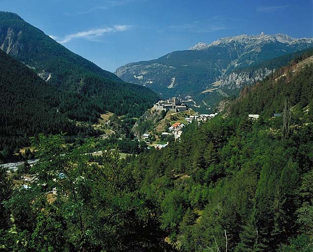 Vue générale prise du nord-est. A gauche, versant nord du mont de Bramousse.