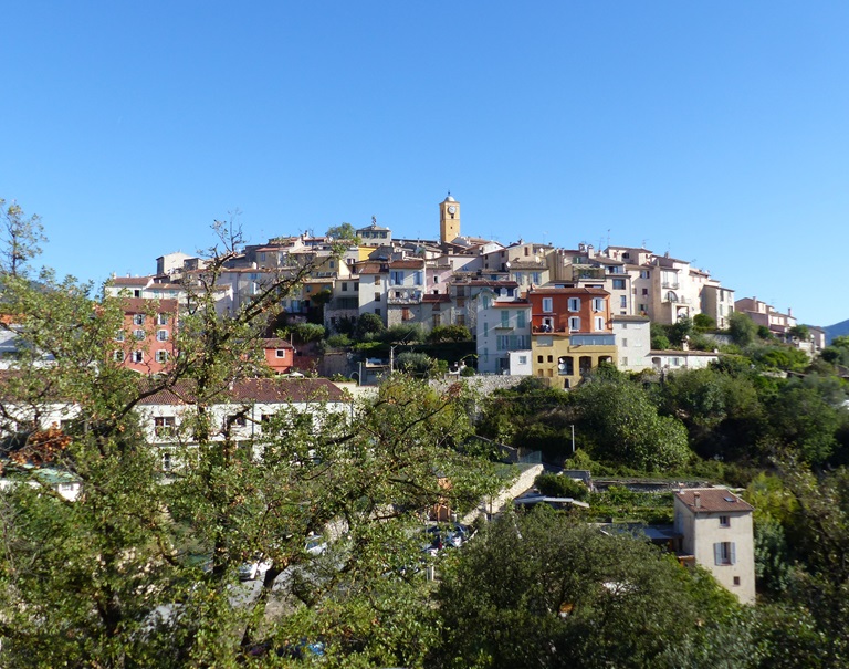 Village de Gattières, vue d'ensemble prise du sud.