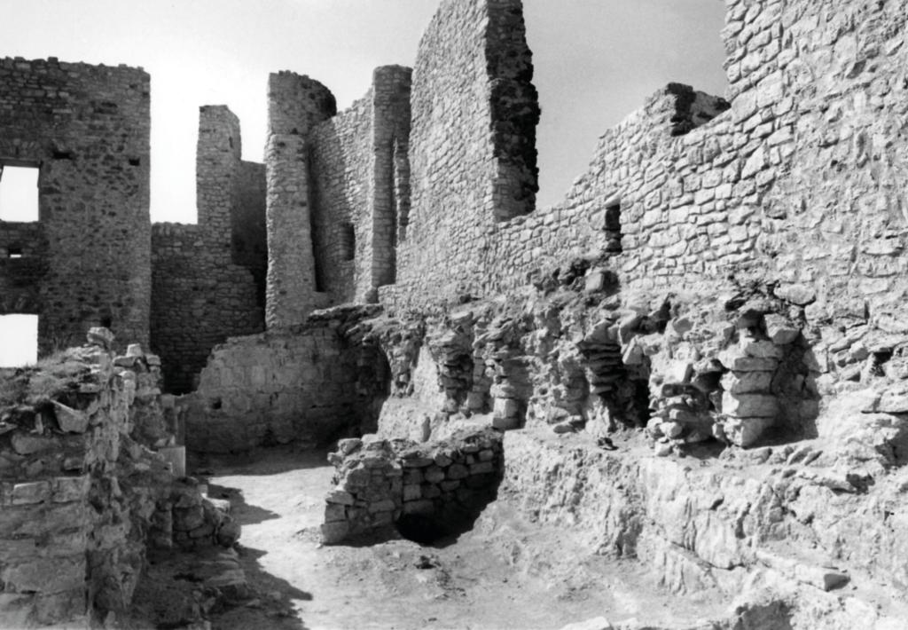 [Château de Bargème pendant les travaux de restauration, grande salle nord et tour nord-ouest, vues depuis l'est], [vers 1967].