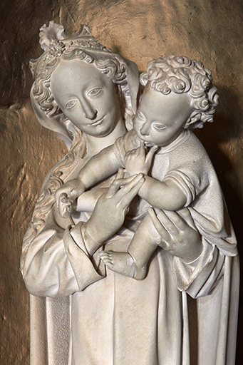 Vue de trois-quarts de la Vierge et de l'Enfant.