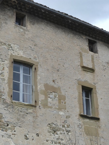 Partie centre-ouest. Elévation sud, deuxième et troisième niveaux. Fenêtres.