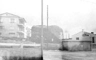 Vue du blockhaus entre deux maisons reconstruites 2, traverse des Cerisiers et 85, boulevard Fenouil, prise en 1960 depuis le boulevard Fenouil.