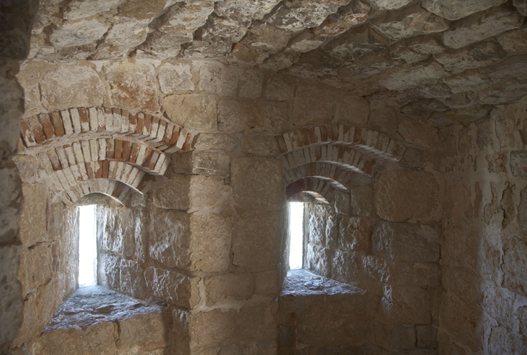 Enceinte : intérieur de la tour casematée nord-est (6), deux créneaux.