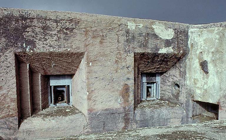 Bloc 6. Vue rapprochée des embrasures des deux canons obusiers de 75 M 32. A droite, créneau FM.