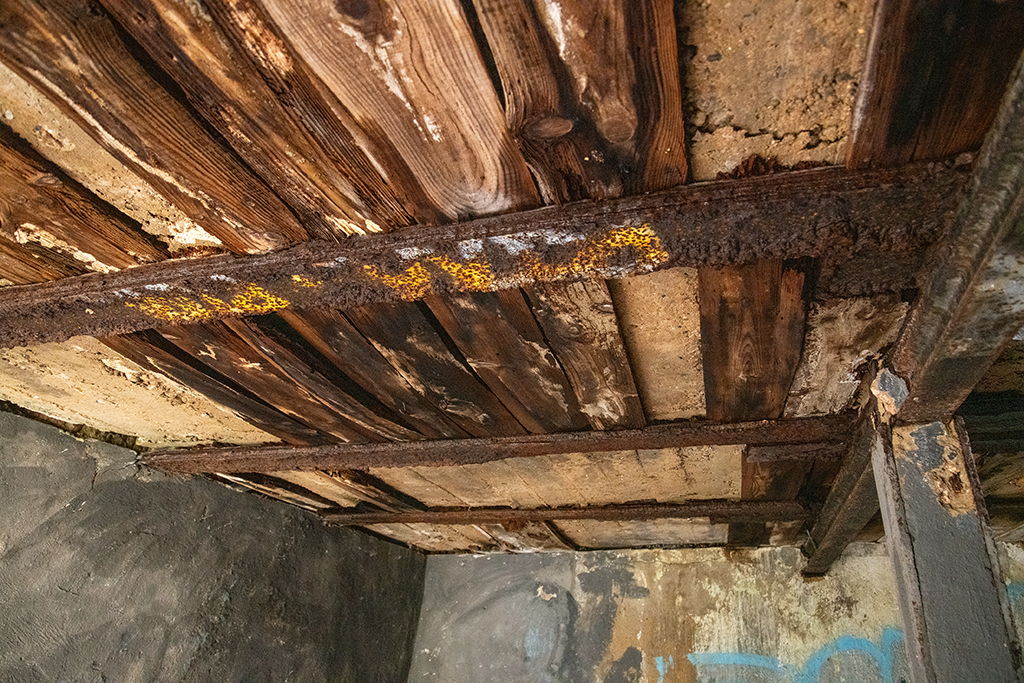 abri de troupe dans l'ancienne carrière d'Arnette, intérieur, plafond sous la dalle de couvrement en solives métalliques et planches de coffrage