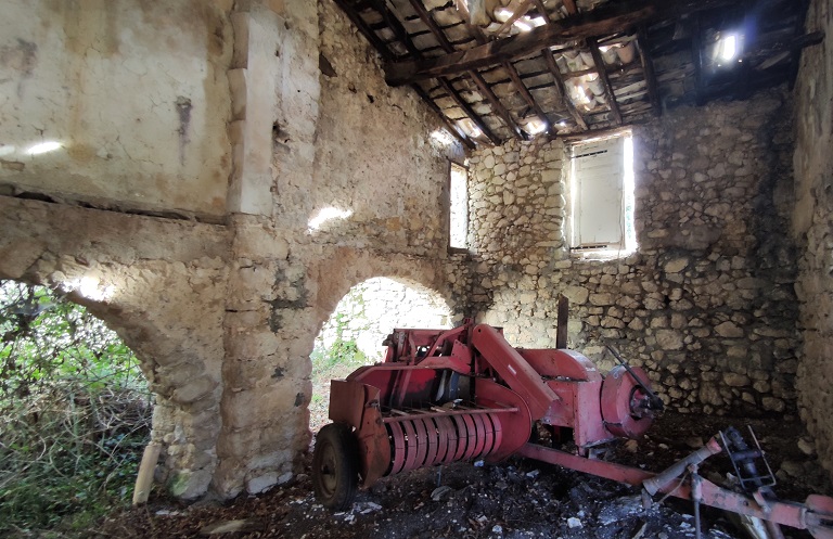 Ferme de Niron (1841 D2 301-302). Cloison sur pilier avec arcades segmentaires.