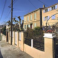 Maison, 20, 22 rue Jumelles (L 40,41) construite vers 1900 pour un marin. Vue générale de la façade et du jardin.