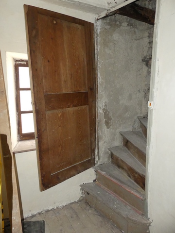 Etage, chambre. Angle nord-ouest, départ de l'escalier menant au comble.