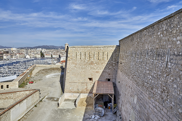 Fort St Nicolas : bastion Nord-Est et courtine Nord : parapets crénelés.