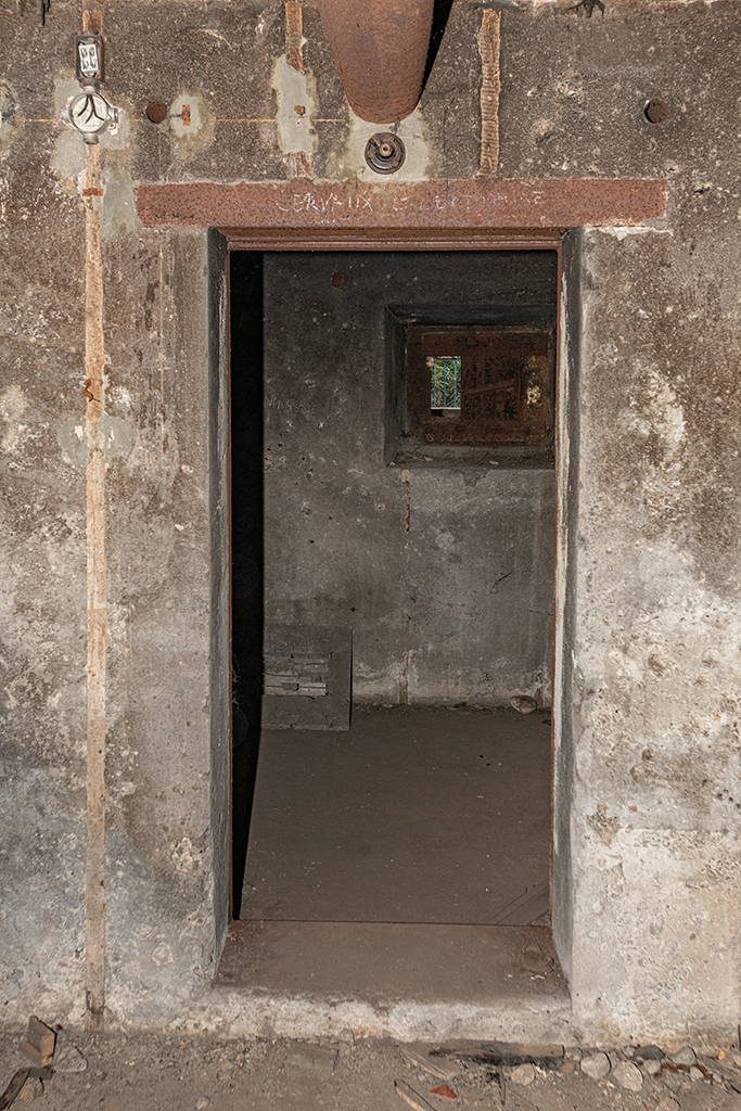 Marseille ville, casemate abri (type regelbau L423A) du lycée Saint-Charles, intérieur, porte entre salle arrière et 1ere salle