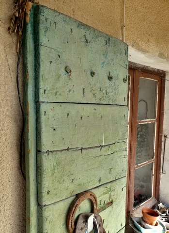 Fenêtre équipée de contrevent à planches croisées, ferme au quartier de Lidane.