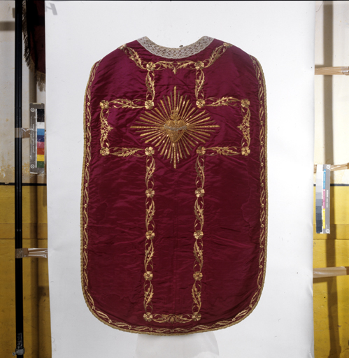 ensemble de vêtements liturgiques : chasuble, étole, manipule, voile de calice (ornement rouge, ornement blanc)