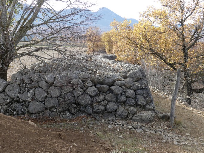 Grand pierrier bâti, au quartier du Rata.