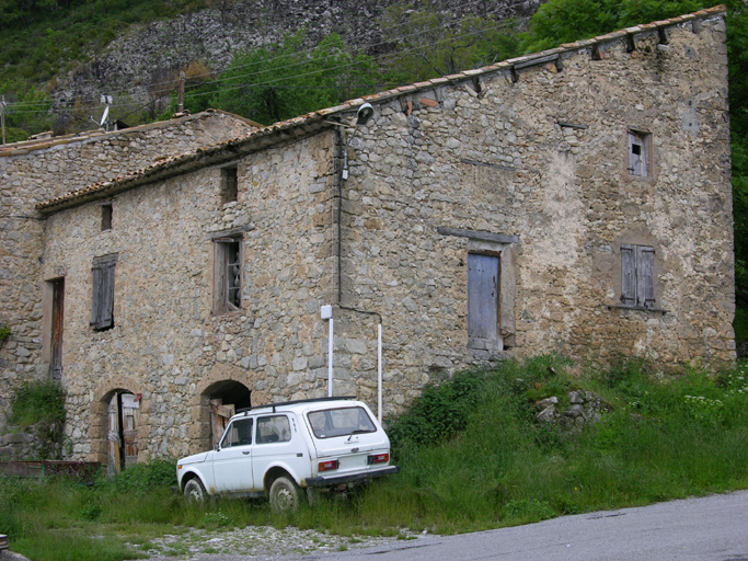 maisons jumelles, actuellement entrepôt agricole