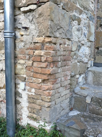 Bâtiment du logis, partie ouest. Chaîne d'angle sud-ouest en brique, correspondant au bâtiment originel.