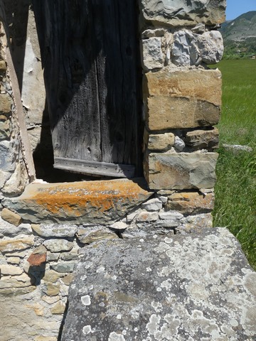 Pignon sud, premier niveau. Arrachement du palier de l'escalier extérieur, sur dalles.