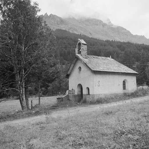 Vue de volume, prise du nord-est. Tirants métalliques en forme de chiffres : 18 (6) 2 sur l'élévation latérale.