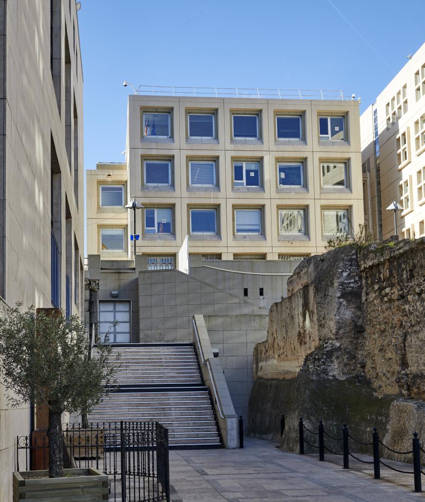 Bâtiment CESER. Vue d'ensemble depuis la place de l'Aqueduc.