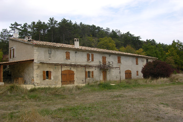 Castellane. Moulin à farine puis ferme, dépendance du seigneur d'Eoulx. Vue d'ensemble prise du sud-ouest.